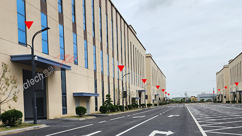 針對(duì)工業(yè)園區(qū)的智慧化轉(zhuǎn)型升級(jí)，佰馬聯(lián)同合作伙伴于江蘇鹽城共同打造某智慧工業(yè)園多功能智慧桿系統(tǒng)，融合智能感知、高速通信、邊緣計(jì)算、智慧聯(lián)動(dòng)等技術(shù)，實(shí)現(xiàn)更節(jié)能的園區(qū)照明、更可靠的園區(qū)安防管理、更智能的園區(qū)交通導(dǎo)引。